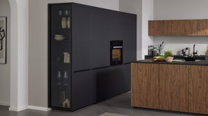 Einbauküche Interliving aus Holz in Schwarz Interliving Küche Serie 3108 mit Miele-Einbaugeräten Mattschwarz & Stripe Wood Choco - dreizeilig