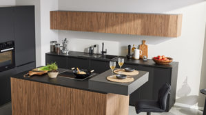 Einbauküche Interliving aus Holz in Schwarz Interliving Küche Serie 3076 mit Miele-Einbaugeräten Mattschwarz & Stripe Wood Choco - dreizeilig