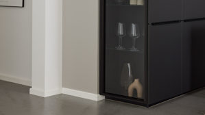 Einbauküche Interliving aus Holz in Schwarz Interliving Küche Serie 3076 mit Miele-Einbaugeräten Mattschwarz & Stripe Wood Choco - dreizeilig