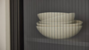 Einbauküche Interliving aus Holz in Schwarz Interliving Küche Serie 3076 mit Miele-Einbaugeräten Mattschwarz & Stripe Wood Choco - dreizeilig