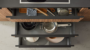 Einbauküche Interliving aus Holz in Schwarz Interliving Küche Serie 3076 mit Miele-Einbaugeräten Mattschwarz & Stripe Wood Choco - dreizeilig