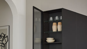 Einbauküche Interliving aus Holz in Schwarz Interliving Küche Serie 3076 mit Miele-Einbaugeräten Mattschwarz & Stripe Wood Choco - dreizeilig