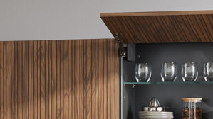 Einbauküche Interliving aus Holz in Schwarz Interliving Küche Serie 3076 mit Miele-Einbaugeräten Mattschwarz & Stripe Wood Choco - dreizeilig
