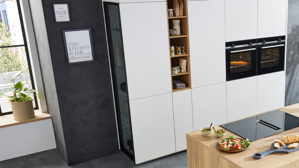 Einbauküche Interliving aus Holz in Weiß Interliving Küche Serie 3084 mit SIEMENS-Einbaugeräten Mattweiß & Eiche Ventura - zweizeilig