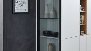 Einbauküche Interliving aus Holz in Weiß Interliving Küche Serie 3084 mit SIEMENS-Einbaugeräten Mattweiß & Eiche Ventura - zweizeilig