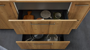 Einbauküche Interliving aus Holz in Weiß Interliving Küche Serie 3084 mit SIEMENS-Einbaugeräten Mattweiß & Eiche Ventura - zweizeilig