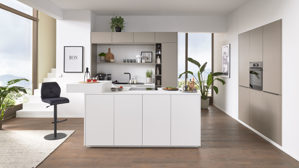 Einbauküche Interliving aus Holz in Weiß Interliving Küche Serie 3079 mit AEG Einbaugeräten Weiß & Lava - dreizeilig