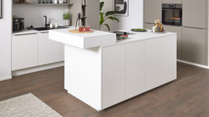 Einbauküche Interliving aus Holz in Weiß Interliving Küche Serie 3079 mit AEG Einbaugeräten Weiß & Lava - dreizeilig