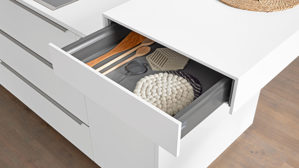 Einbauküche Interliving aus Holz in Weiß Interliving Küche Serie 3079 mit AEG Einbaugeräten Weiß & Lava - dreizeilig