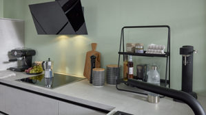 Einbauküche Interliving aus Holz in Weiß Interliving Küche Serie 3080 mit privileg Einbaugeräten weißer Beton - Stellfläche ca. 247 x 308 cm