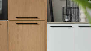 Einbauküche Interliving aus Holz in Weiß Interliving Küche Serie 3082 mit SIEMENS Einbaugeräten Mattweiß & Stripe Wood Crema - Stellfläche ca. 248 x 463 cm