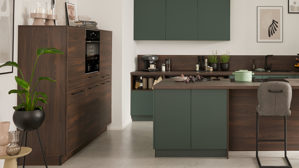 Einbauküche Interliving aus Holz in Dunkelgrün Interliving Küche Serie 3083 mit AEG Einbaugeräten Black Green & Nussbaum Kuba  - dreizeilig
