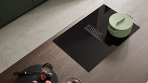 Einbauküche Interliving aus Holz in Dunkelgrün Interliving Küche Serie 3083 mit AEG Einbaugeräten Black Green & Nussbaum Kuba  - dreizeilig