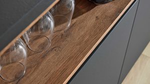 Einbauküche Interliving aus Holz in Schwarz Interliving Küche Serie 3055 mit AEG Einbaugeräten Mattschwarz & Vulkaneiche  - dreizeilig