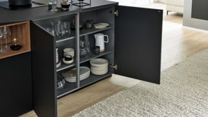 Einbauküche Interliving aus Holz in Schwarz Interliving Küche Serie 3103 mit AEG Einbaugeräten Mattschwarz & Vulkaneiche  - dreizeilig