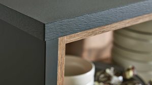 Einbauküche Interliving aus Holz in Schwarz Interliving Küche Serie 3055 mit AEG Einbaugeräten Mattschwarz & Vulkaneiche  - dreizeilig