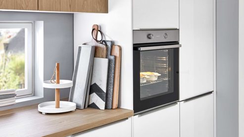 Einbauküche Nobilia® aus Holz in Weiß nobilia® Einbauküche Novalux mit gorenje Elektrogeräten Weiß & Eiche Como - zweizeilig
