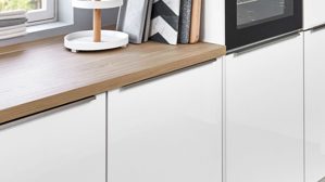 Einbauküche Nobilia® aus Holz in Weiß nobilia® Einbauküche Novalux mit gorenje Elektrogeräten Weiß & Eiche Como - zweizeilig