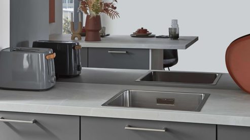 Einbauküche Nobilia® aus Holz in Grau nobilia® Einbauküche Senso mit Elektrogeräten, z. B.  Kühlschrank Schiefergrau - dreizeilig