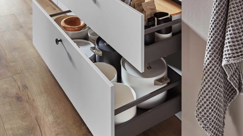 Einbauküche Nobilia® aus Holz in Hellgrau nobilia® Einbauküche Softline mit LAURUS Elektrogeräten, z. B. Kühlschrank Seidengrau - Länge ca. 390 cm