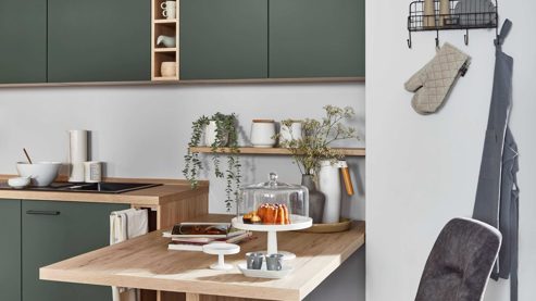 Einbauküche Nobilia® aus Holz in Dunkelgrün nobilia® Einbauküche Easytouch mit Ansetztisch und Geräten Mineralgrün & Eiche San Remo – Stellfläche ca. 310 x 290 cm