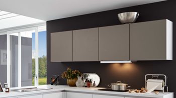 Einbauküche WERT KÜCHE® aus Holz in Hellbraun WERT KÜCHE® Nova mit Constructa und privileg Elektrogeräten Kristallgrau & Trüffelbraun - zweizeilig