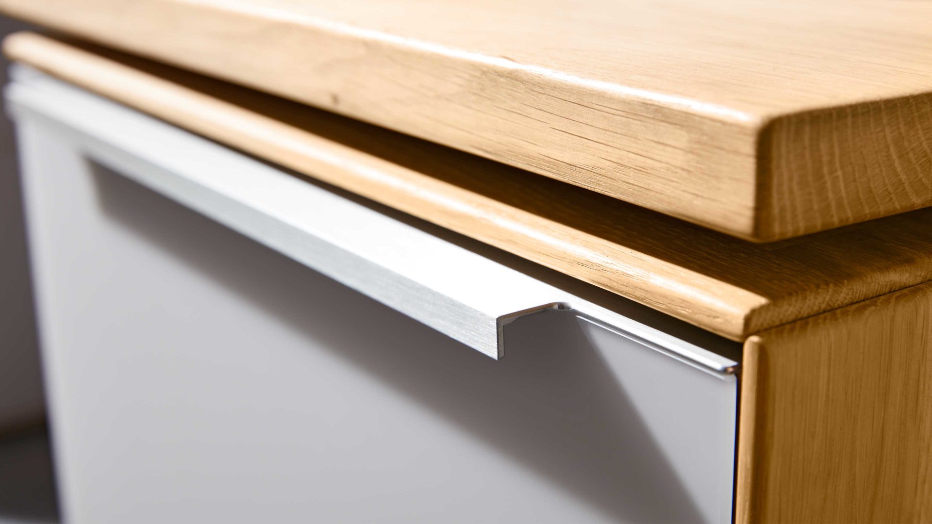 Schreibtisch Interliving aus Holz in Hellgrau Interliving Wohnzimmer Serie 2020 - Verwandlungs-Sideboard 151283 Asteiche bianco & Schlamm – zwei Türen, zwei Klappen