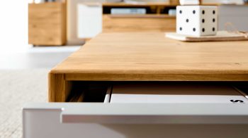 Schreibtisch Interliving aus Holz in Hellgrau Interliving Wohnzimmer Serie 2020 - Verwandlungs-Sideboard Asteiche bianco & Schlamm – zwei Türen, zwei Klappen