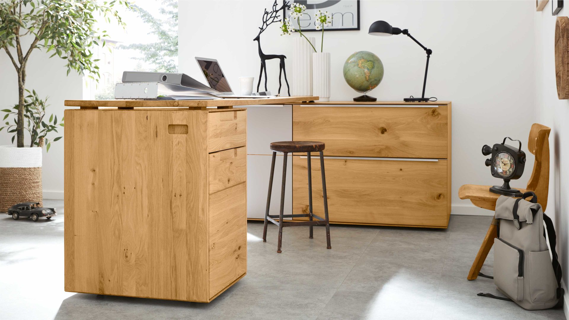 Schreibtisch Interliving aus Holz in Hellgrau Interliving Wohnzimmer Serie 2020 - Verwandlungs-Sideboard Asteiche bianco & Schlamm – zwei Türen, zwei Klappen