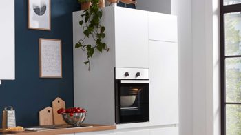 Systemküche WERT KÜCHE® aus Holz in Weiß WERT KÜCHE® Nova mit gorenje Einbaugeräten Weiß & Asteiche - Länge ca. 470 cm