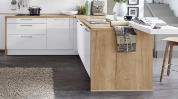 Systemküche WERT KÜCHE® aus Holz in Weiß WERT KÜCHE® Cremona mit AEG Einbaugeräten Alteiche provence & Weiß - zweizeilig