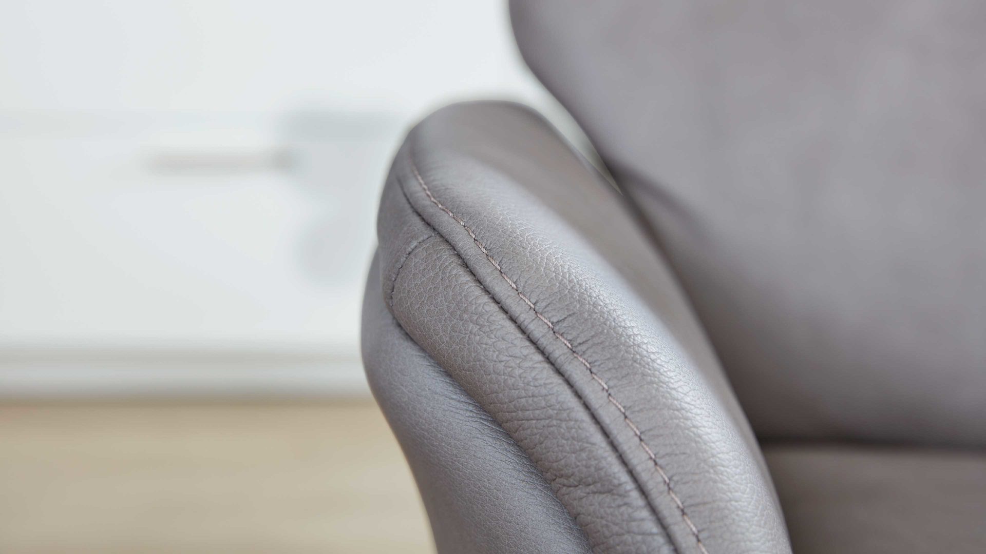 Zweisitzer Interliving aus Leder in Grau Interliving Sofa Serie 4211 – Zweisitzer 10H titanfarbenes LongLife-Leder & Edelstahlfüße – Länge ca. 140 cm