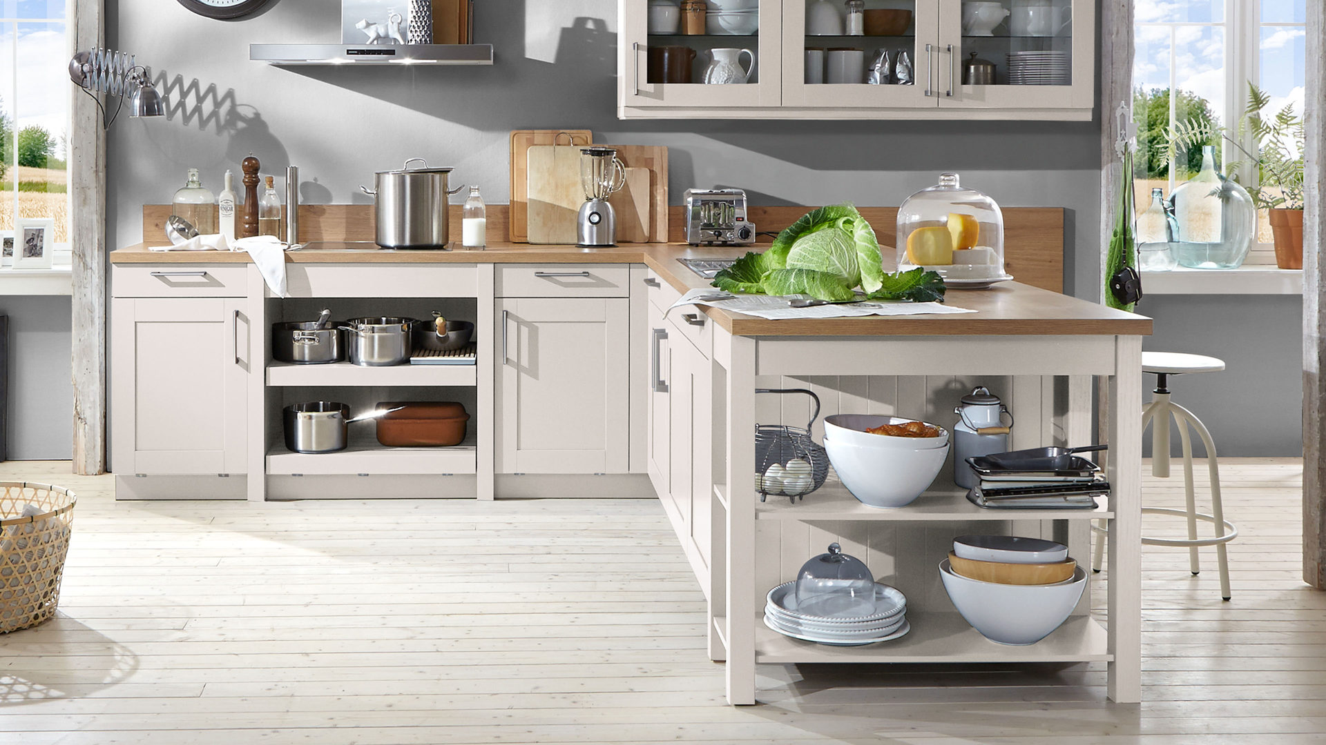 Einbauküche WERT KÜCHE® aus Holz in Hellgrau WERT KÜCHE® Carolin mit SIEMENS Elektrogeräten wie Backofen Sandgrau & Asteiche - Stellfläche ca. 400 x 289 cm