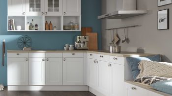 Einbauküche WERT KÜCHE® aus Holz in Weiß WERT KÜCHE® Carolin mit SIEMENS Einbaugeräten Kristallweiß & Asteiche - zweiteilig