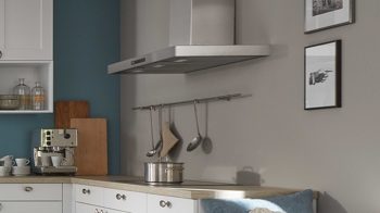 Einbauküche WERT KÜCHE® aus Holz in Weiß WERT KÜCHE® Carolin mit SIEMENS Einbaugeräten Kristallweiß & Asteiche - zweiteilig