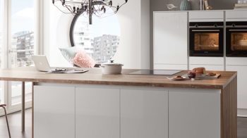 Einbauküche WERT KÜCHE® aus Holz in Weiß WERT KÜCHE® Ulrike mit SIEMENS Einbaugeräten Kristallweiß & Arizona Pine - zweiteilig