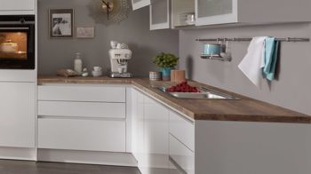 Einbauküche WERT KÜCHE® aus Holz in Weiß WERT KÜCHE® Ulrike mit SIEMENS Einbaugeräten Kristallweiß & Arizona Pine - zweiteilig