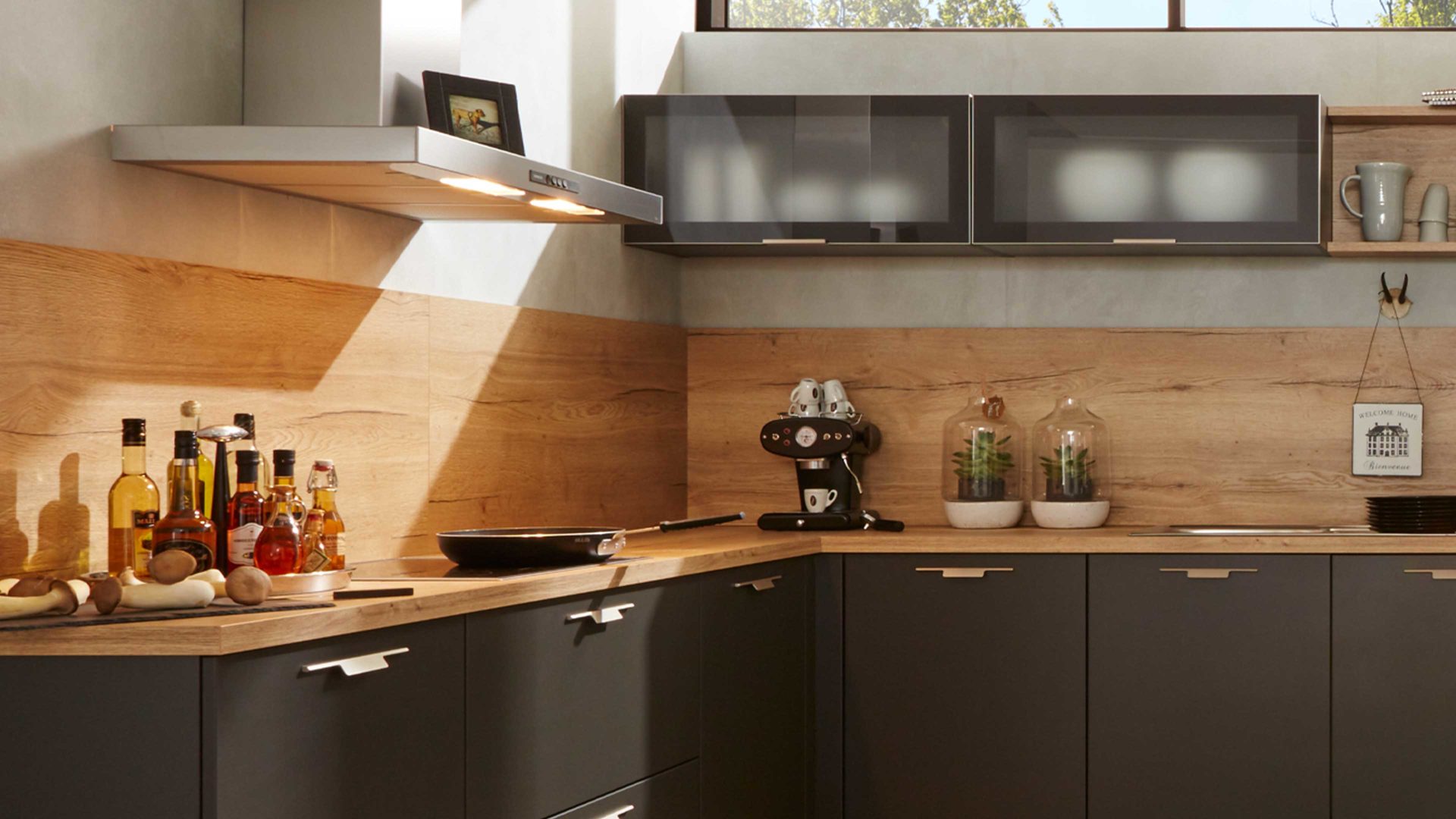 Einbauküche WERT KÜCHE® aus Holz in Schwarz WERT KÜCHE® Biella mit SIEMENS Einbaugeräten Lavaschwarz Satin & Alteiche Provence – zweizeilig