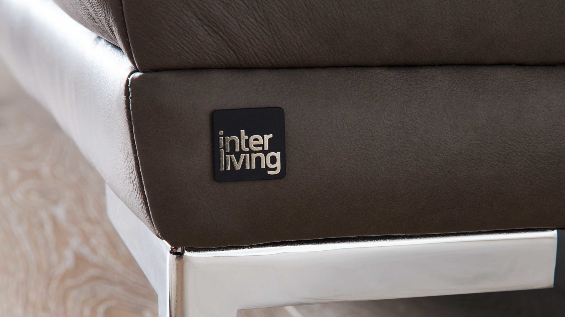 Polsterhocker Interliving aus Leder in Dunkelgrau Interliving Sofa Serie 4251 – XXL-Hocker dunkelgraues Leder Vintage grey & Metallfüße – ca. 125 x 65 cm