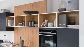 Einbauküche WERT KÜCHE® aus Holz in Schwarz WERT KÜCHE® Ulrika Küchenzeile mit SIEMENS Einbaugeräten Onyxschwarz & Asteiche – Länge ca. 480 cm