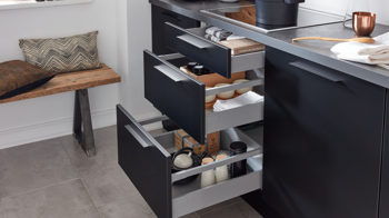 Einbauküche WERT KÜCHE® aus Holz in Schwarz WERT KÜCHE® Ulrika Küchenzeile mit SIEMENS Einbaugeräten Onyxschwarz & Asteiche – Länge ca. 480 cm