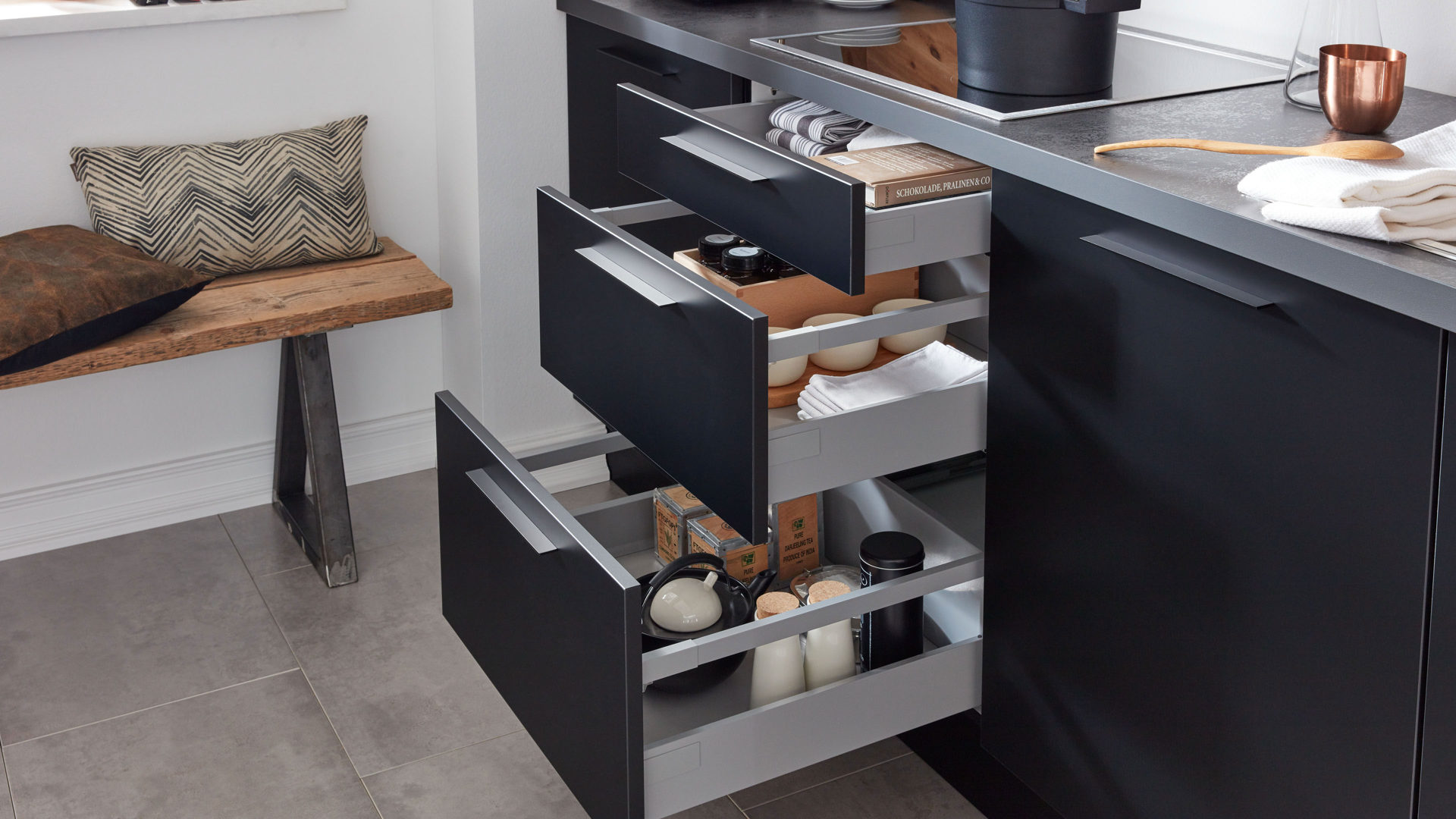 Einbauküche WERT KÜCHE® aus Holz in Schwarz WERT KÜCHE® Ulrika Küchenzeile mit SIEMENS Einbaugeräten Onyxschwarz & Asteiche – Länge ca. 480 cm