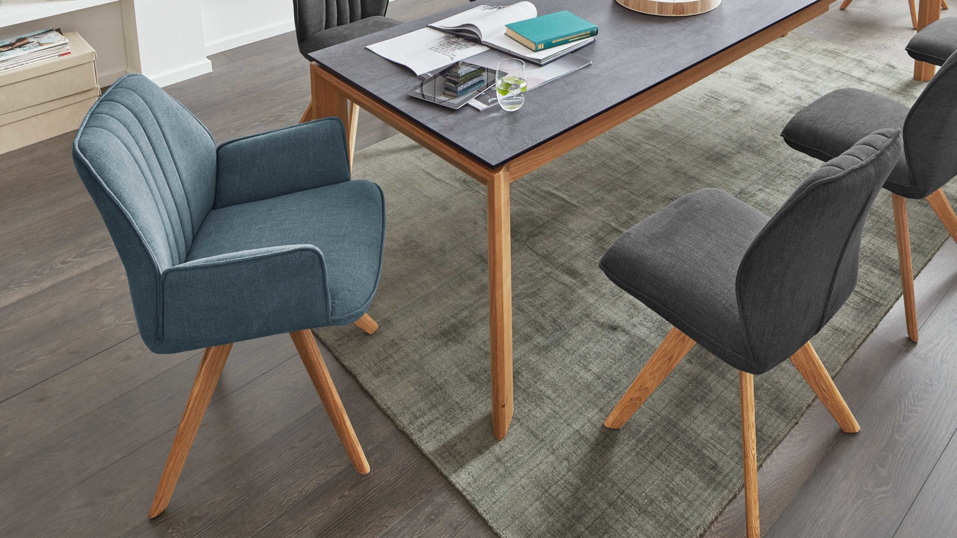 Polsterstuhl Interliving aus Stoff in Blau Interliving Esszimmer Serie 5102 – Armlehn-Polsterstuhl V112 aquafarbener Webstoff Tirol 484 & Wildeiche