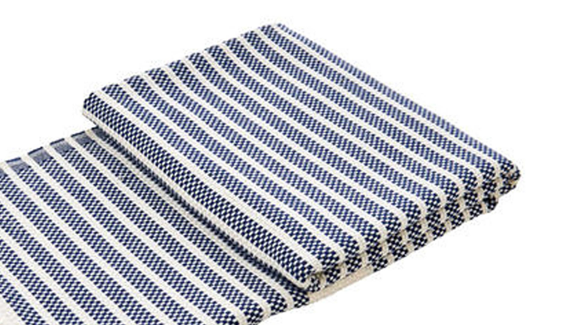 Wohndecke Done.® aus Naturfaser in Dunkelblau done.® Wohndecke Lounge Stripes Plus Marine & Weiß – ca. 100 x 180 cm