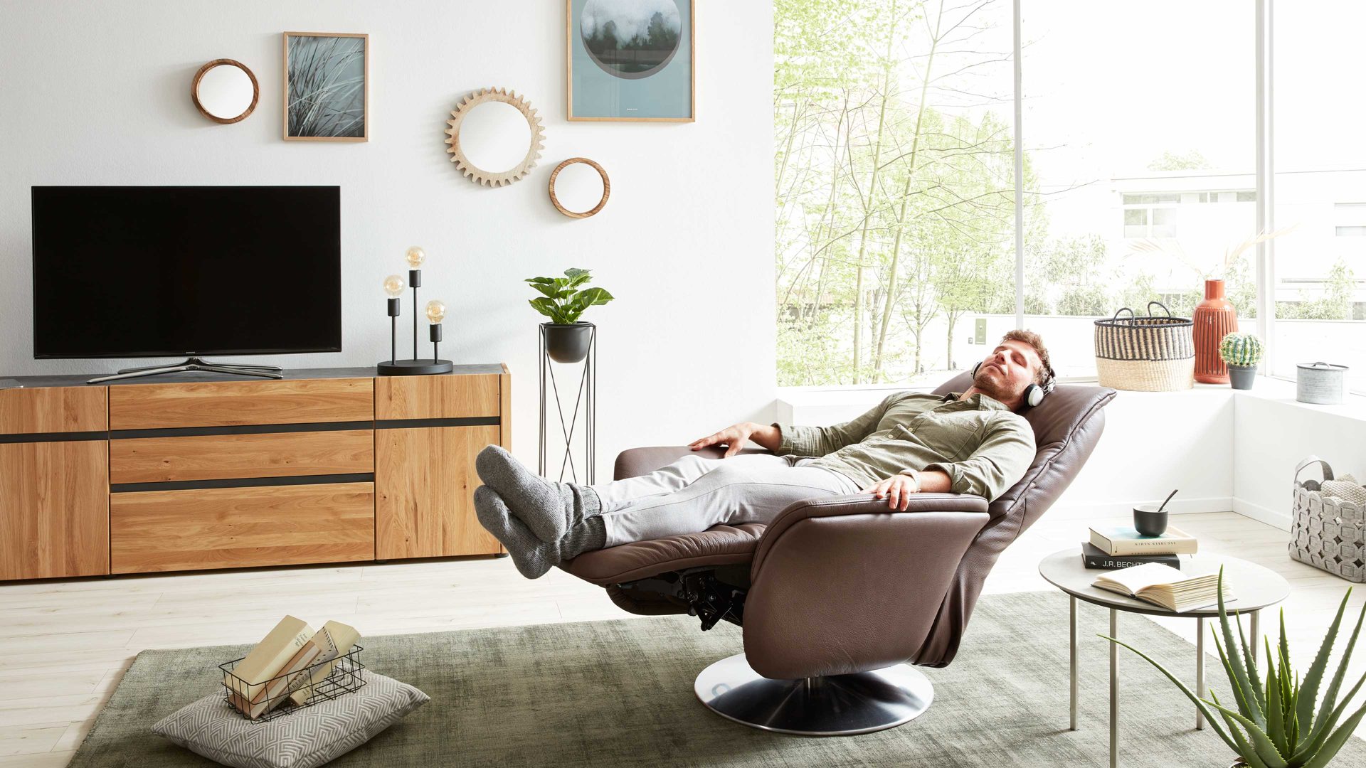 Relaxsessel Interliving aus Leder in Braun Interliving Sessel Serie 4550 - Sessel 77O44 zwei Motoren & Aufstehhilfe - kokosfarbenes LongLife-Leder & edelstahlfarbener Tellerfuß