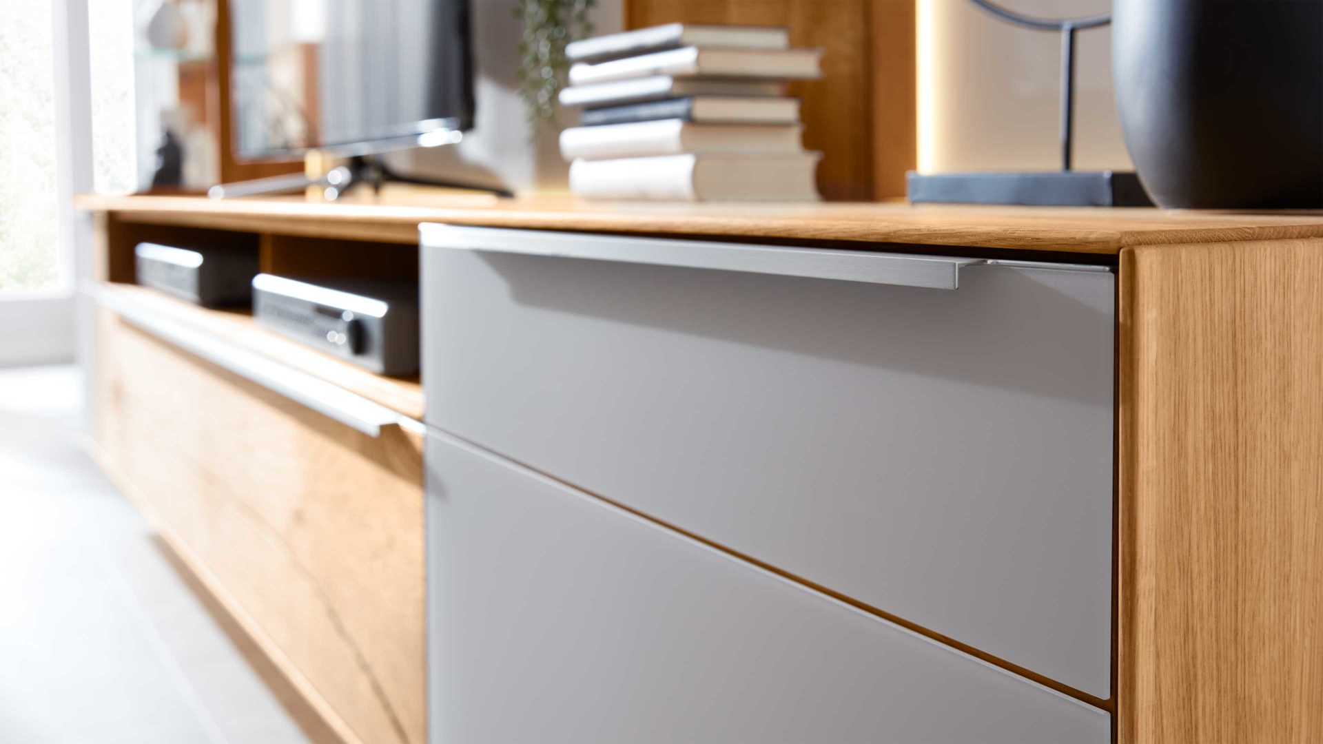 Lowboard Interliving aus Holz in Hellgrau Interliving Wohnzimmer Serie 2020 - Lowboard 151607 Asteiche & Schlamm – Breite ca. 242 cm