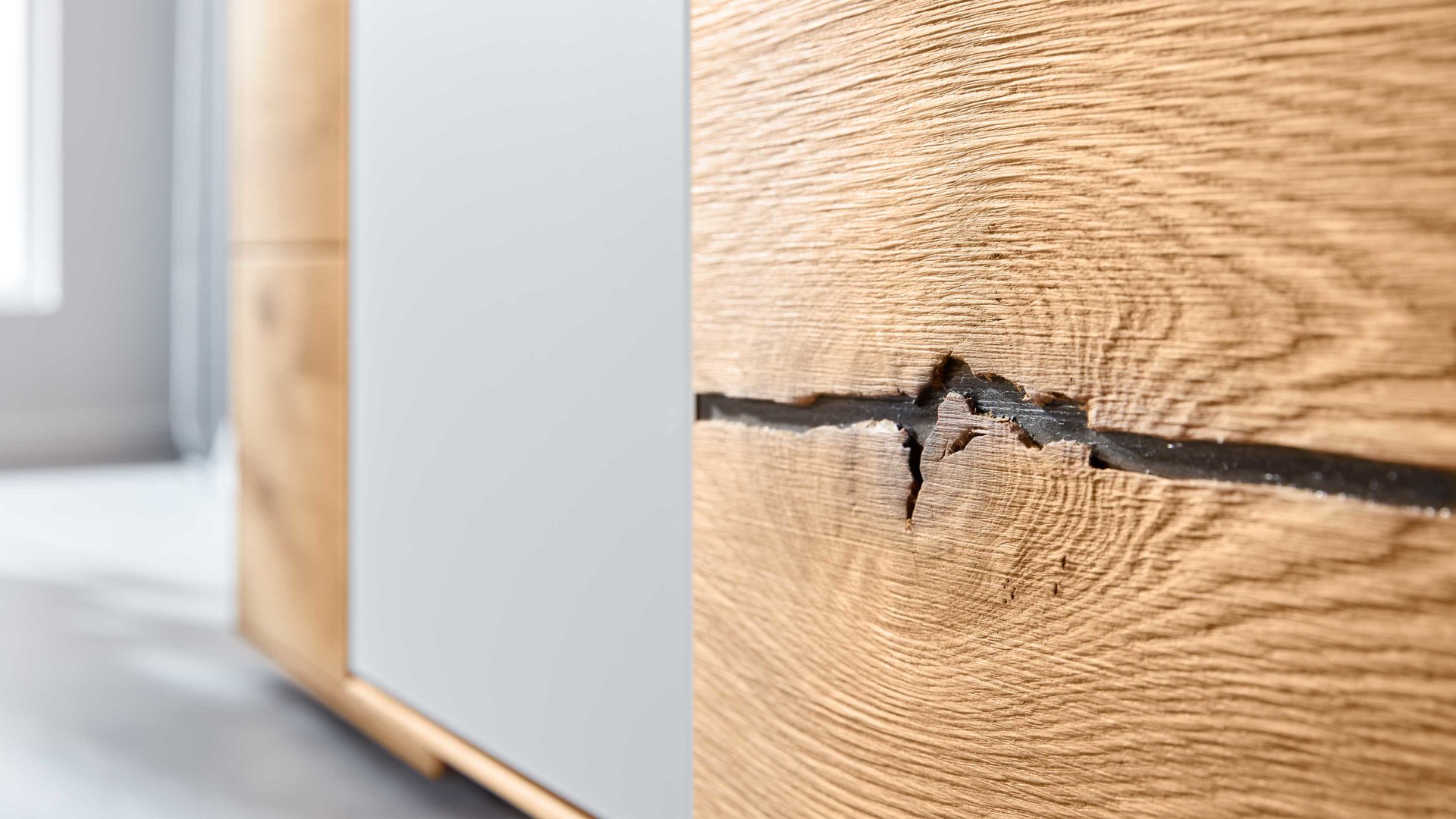 Wohnwand Interliving aus Holz in Hellgrau Interliving Wohnzimmer Serie 2020 - Wohnwand V15101 Asteiche & Schlamm – dreiteilig, Breite ca. 309 cm