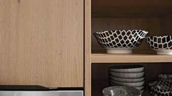 Einbauküche Interliving aus Holz in Weiß Interliving Küche Serie 3039 mit AEG Einbaugeräten Arcticweiß & Vulkaneiche – zweizeilig