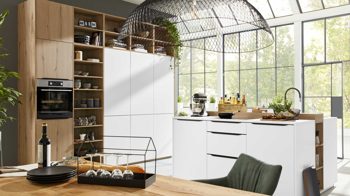 Einbauküche Interliving aus Holz in Weiß Interliving Küche Serie 3039 mit AEG Einbaugeräten Arcticweiß & Vulkaneiche – zweizeilig