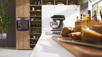 Einbauküche Interliving aus Holz in Weiß Interliving Küche Serie 3039 mit AEG Einbaugeräten Arcticweiß & Vulkaneiche – zweizeilig